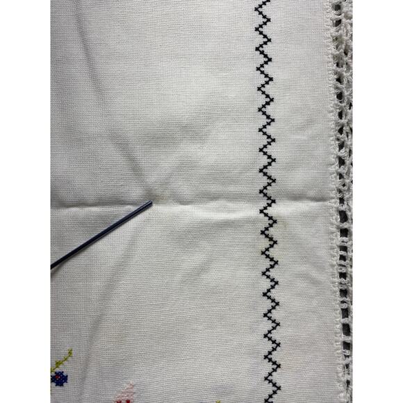 Handmade Floral Cross Stitch Table Runner Crochet Lace Trim White Linen Bouquet - Picture 6 of 13